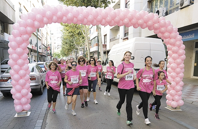 Varias mujeres corren durante la `Carrera Rosa´.