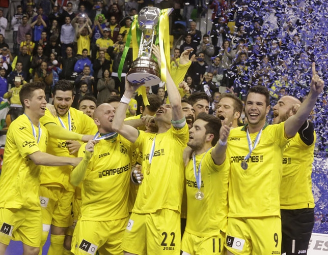 Los jugadores del Jaén levantan el trofeo de campeón de la Copa de España  / PABLO LORENTE
