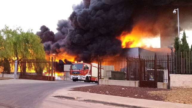 Incendio en la empresa daimieleña CIDRA  / /FOTOS RUEDA VILLAVERDE