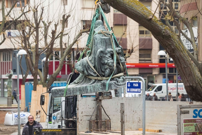 Cervantes abandona su Plaza  / /FOTOS RUEDA VILLAVERDE