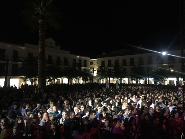 Lleno en la plaza de Manzanares para disfrutar con Rozalén