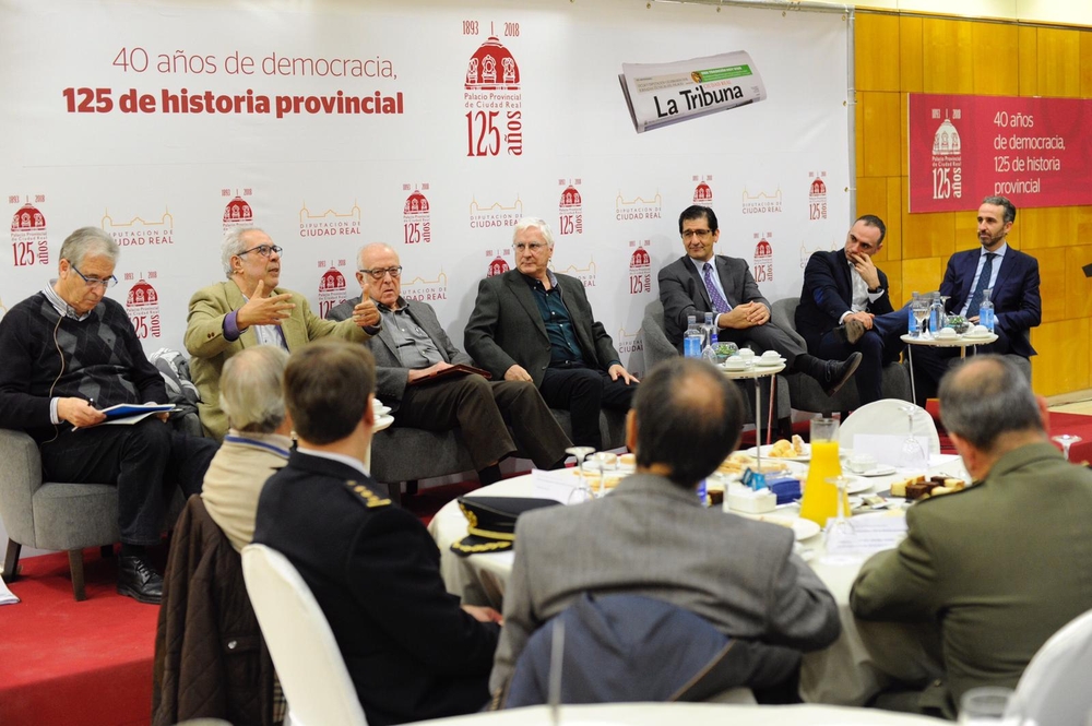 Desayuno 40 años de 'Democracia, 125 de historia provincial'  / PABLO LORENTE