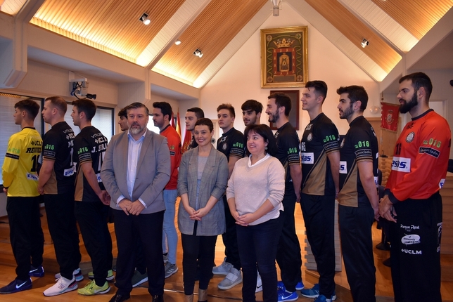 La alcaldesa de Ciudad Real (en el centro), junto a la concejala de Deportes y el presidente del Balonmano Alarcos, en la presentación de la nueva camiseta.