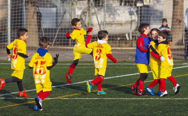 Un equipo celebra un gol en el Torneo de Navidad de la EMFB de Ciudad Real.