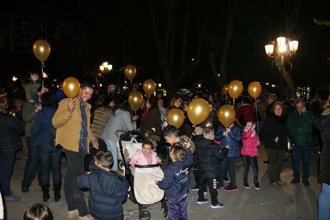 Niños con globos en la inauguración de las Navidades.