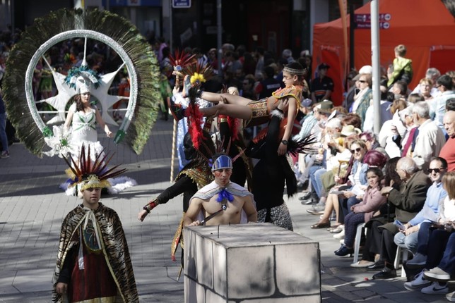El Desfile de Piñata discurre ya por unas calles repletas