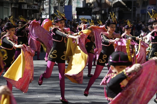 El Desfile de Piñata discurre ya por unas calles repletas