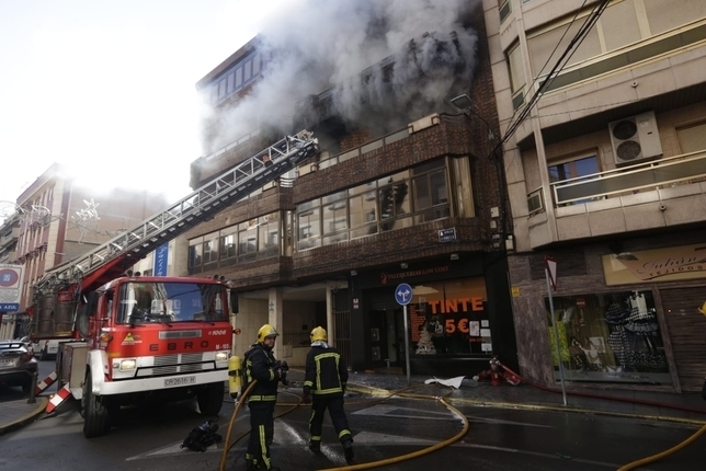 Rescatan a dos personas y un perro de un virulento incendio