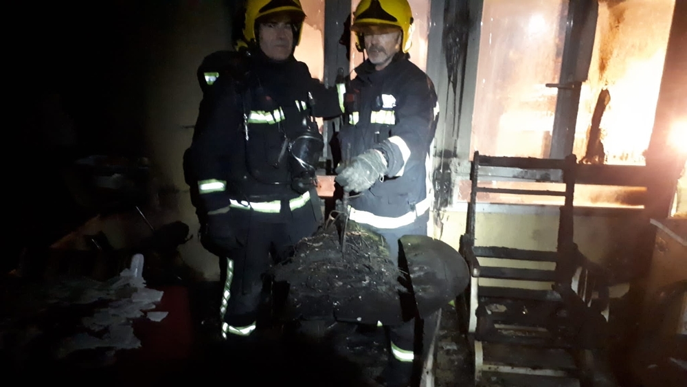 Incendio en un piso con una persona atrapada en el balcón