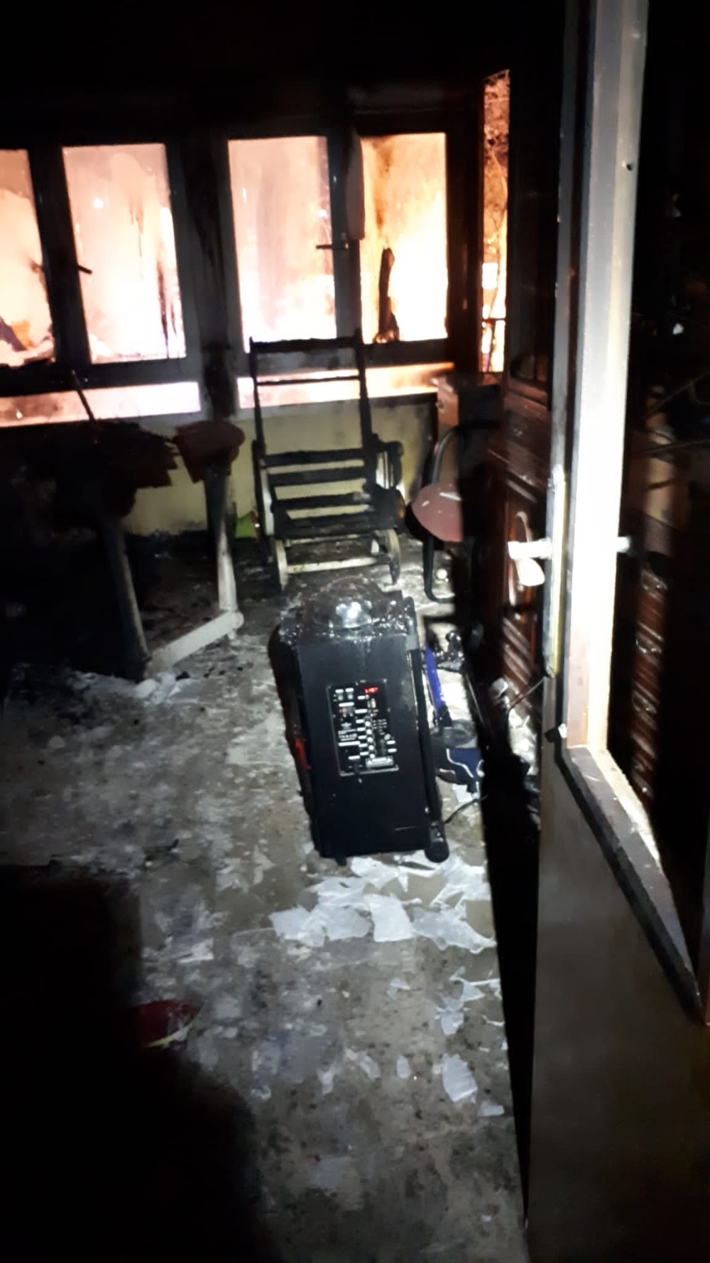 Incendio en un piso con una persona atrapada en el balcón