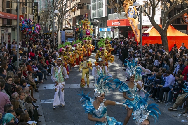 Miles de personas, en el recorrido del desfile de Piñata