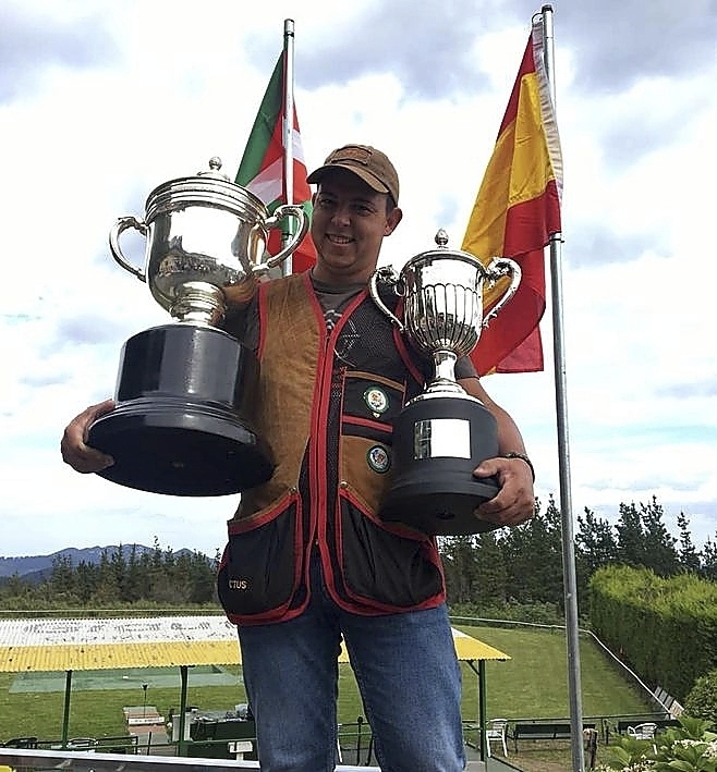 José Luis Rodríguez Uris, con los dos trofeos conquistados.