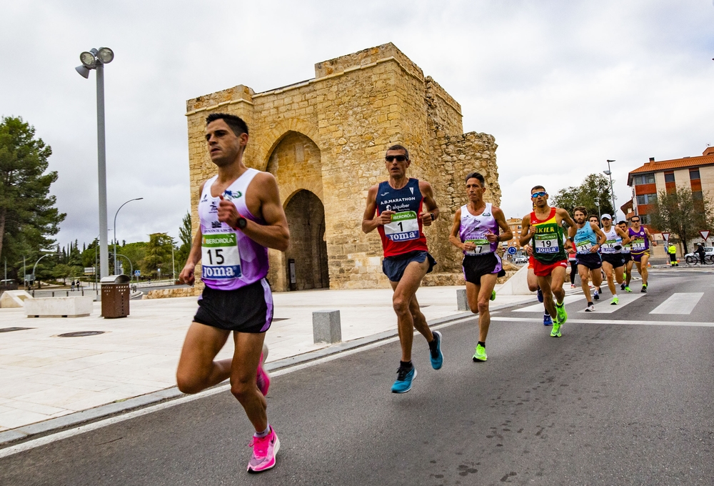 Carrera del Quijote martón, gente corriendo la maraton de ciudad real, maratón Quijote, aatletismo,Maratón