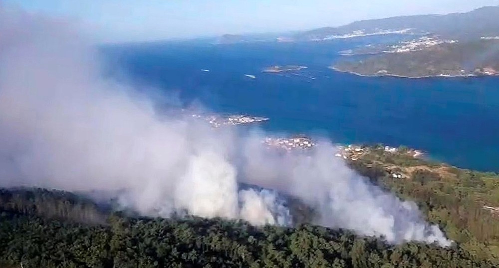 Cuatro fuegos forestales arrasan 500 hectáreas en Galicia