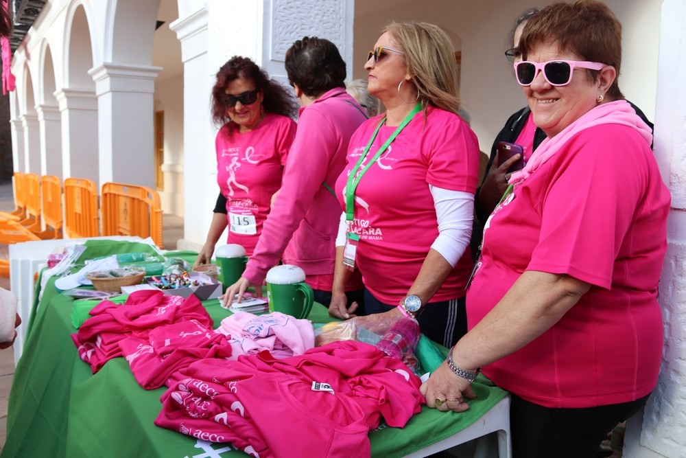 Calles teñidas de rosa para concienciar sobre el cáncer