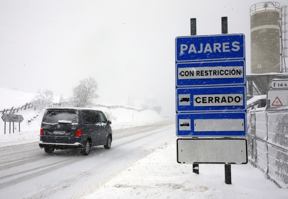 Carreteras cortadas y autobuses atrapados por el temporal