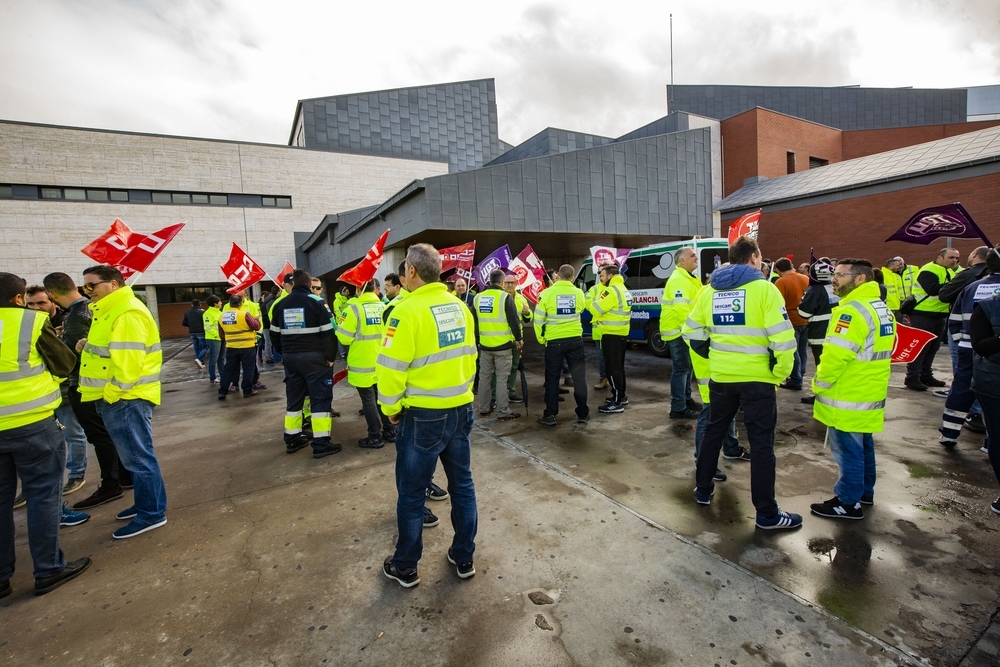 Trabajadores de ambulancias inician tres semanas de protesta