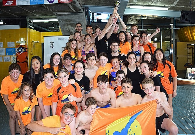 Los nadadores del Club Natación Valdepeñas celebran su ascenso a Primera División.