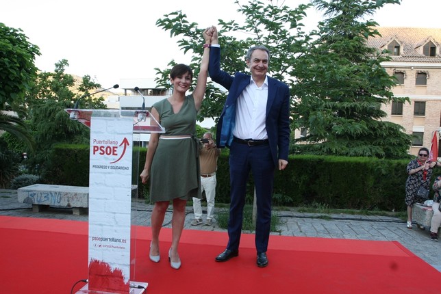 El expresidente del Gobierno levanta el brazo de la candidata a la Alcaldía de Puertollano.