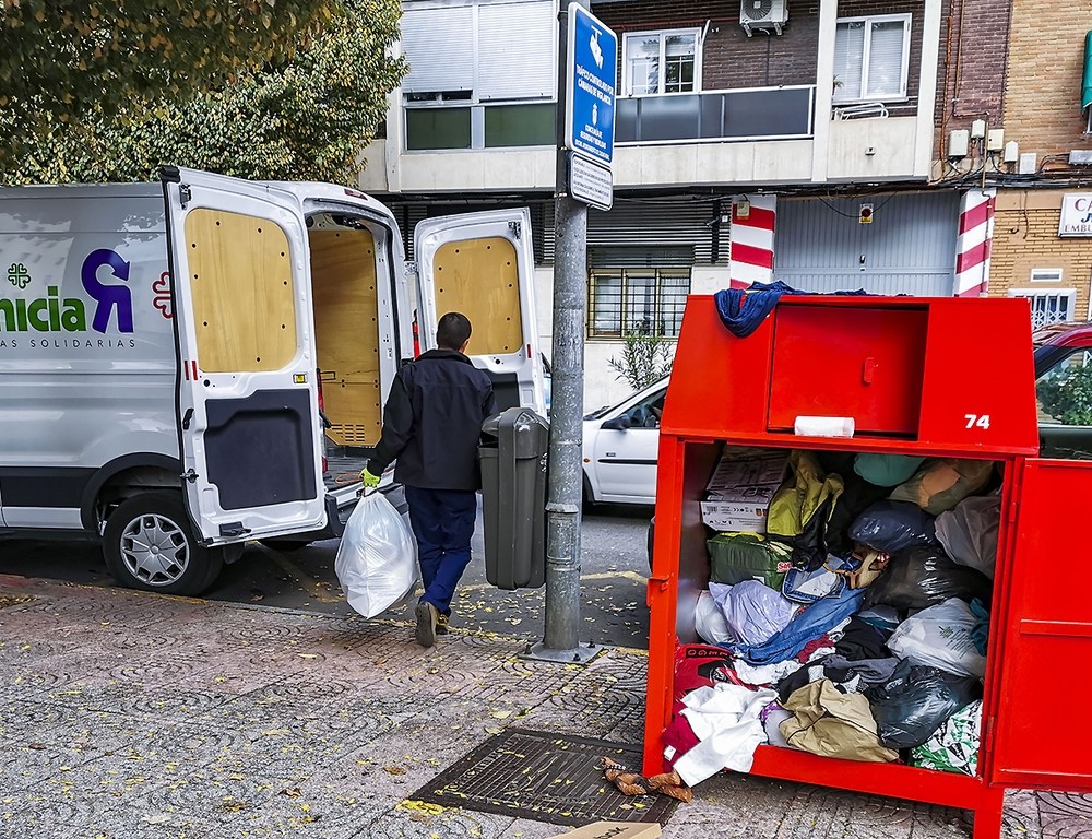 portón Incompetencia conversión Cáritas recoge 450 toneladas de ropa usada en este año | Noticias La  Tribuna de Ciudad Real