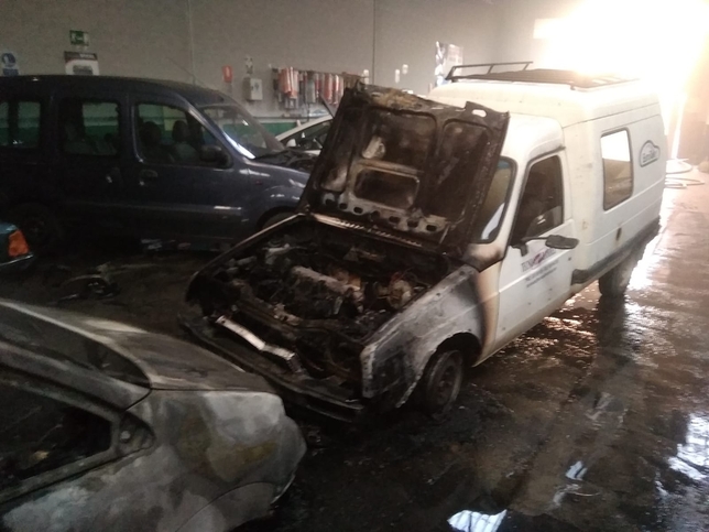 Dos vehículos quemados en un incendio en Tecnoauto