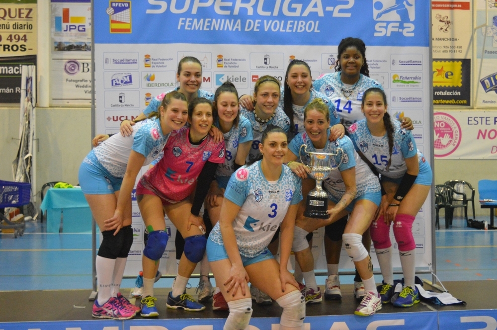 Las jugadoras del Kiele Socuéllamos celebran el ascenso a la Superliga Femenina.