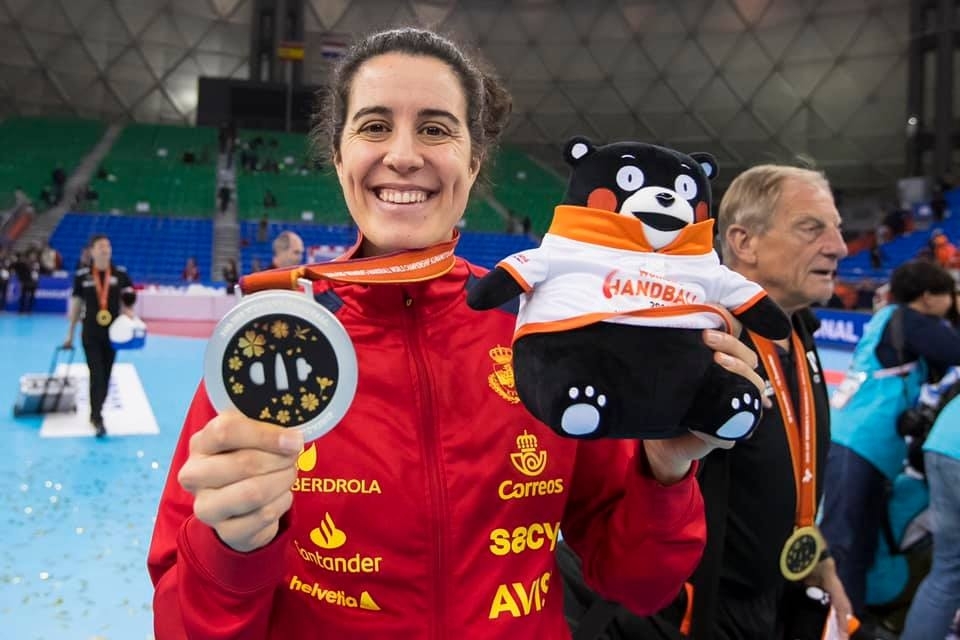 Merche Castellanos, con la medalla de plata lograda en el Mundial de Japón.