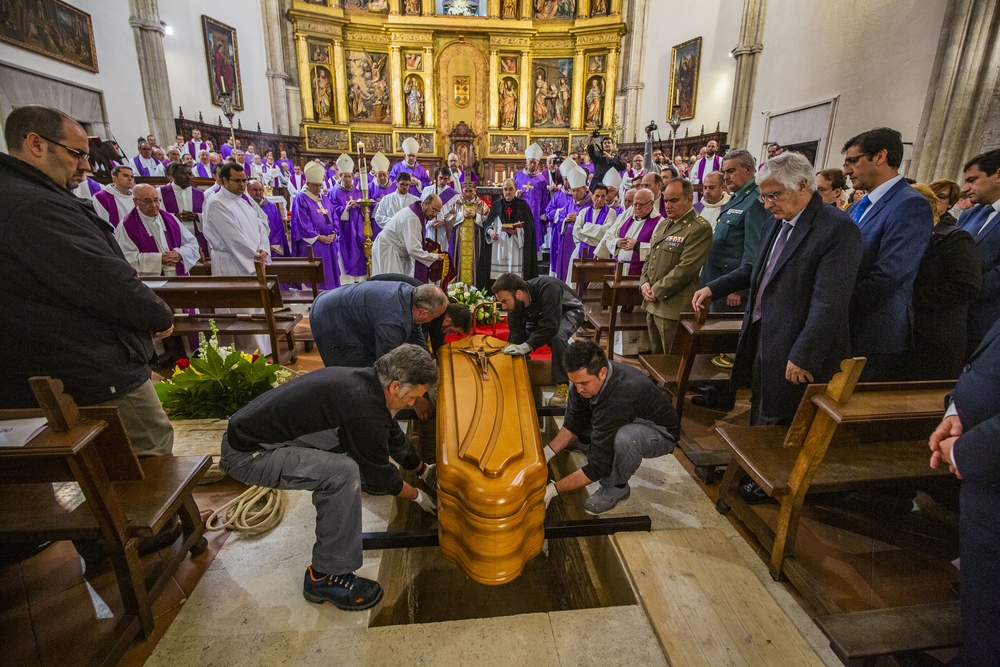 Misa funeral y enterramiento del Obispo Rafaél  Torija, fallecido en ciudad real,  misa exiquial por rafél torija en la catedral, y enterramiento en dicha catedral de ciudad real  / RUEDA VILLAVERDE