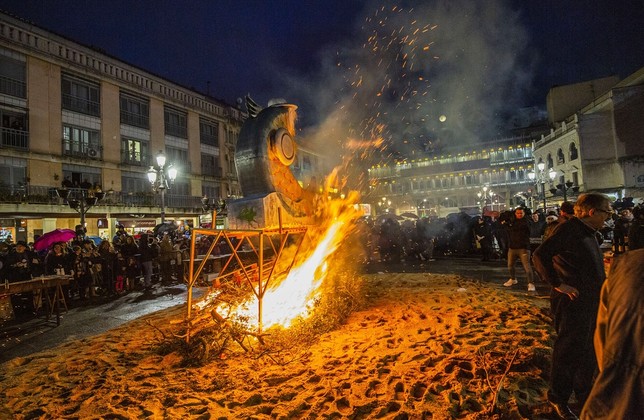 La cremación de doña Sardina, punto central de la celebración carnavalesca. 
