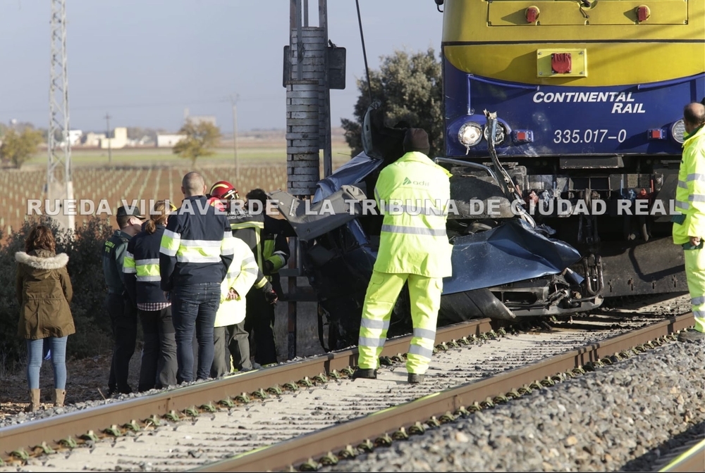 Dos fallecidos tras arrollar un tren a una furgoneta