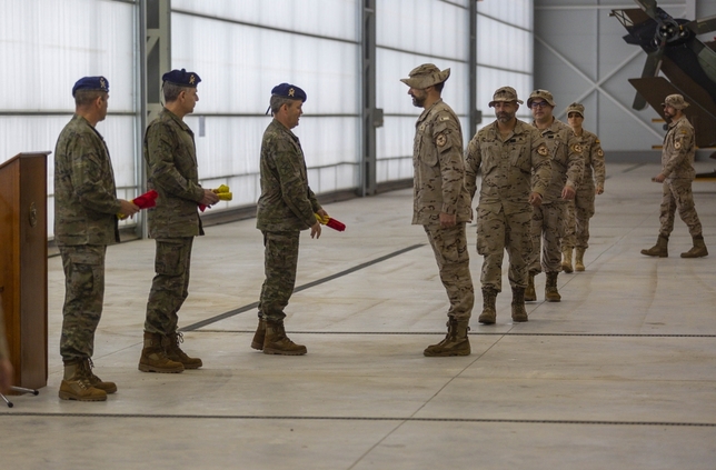 El coronel Arrazola entrega una bandera de bolsillo a uno de los militares que partirá a Irak