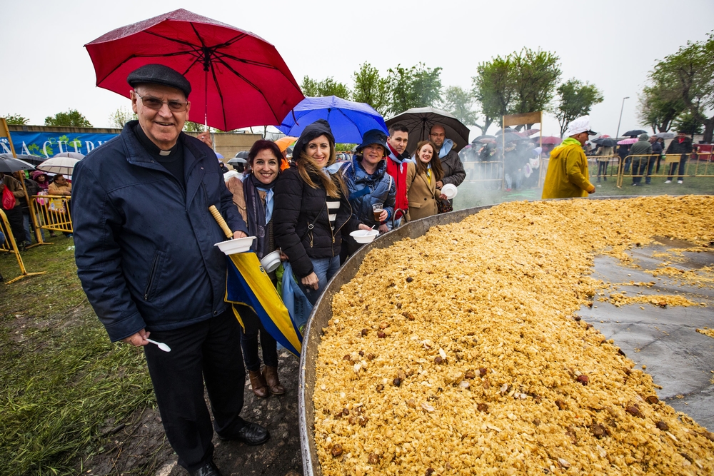 reparto y elaboración de migas en las fiestas de carrión deCalatrava  / RUEDA VILLAVERDE