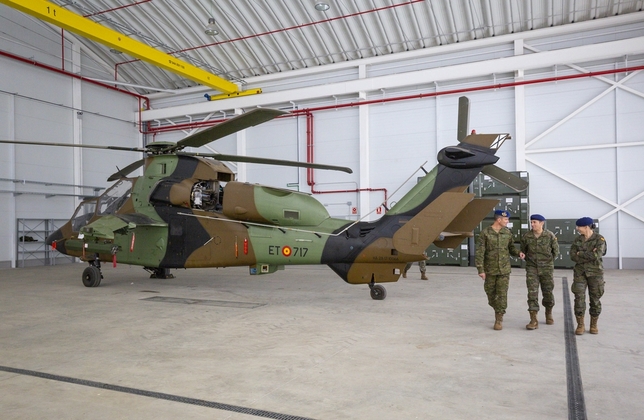 Tres militares de la Base de Almagro junto a uno de los Tigre