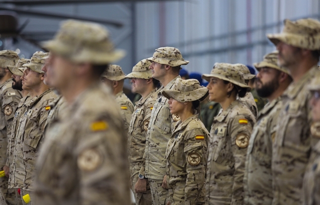 Militares, en formación, antes de la llegada del jefe interino de las FAMET 