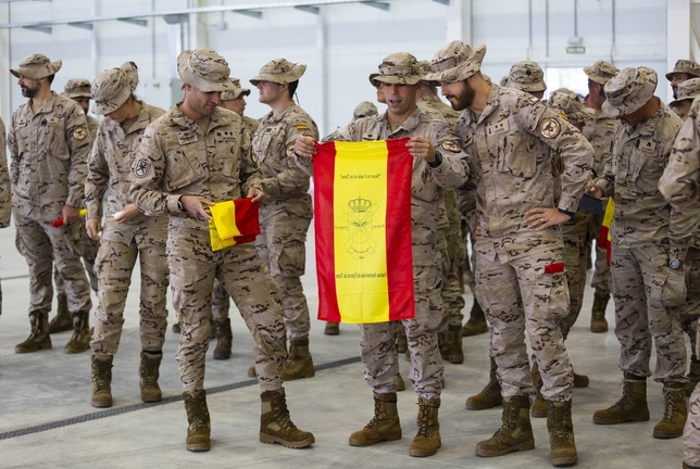 Un grupo de militares tras recibir la bandera 