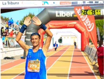 José Javier Sobrino, tras cruzar la meta en una edición del Quijote Maratón.