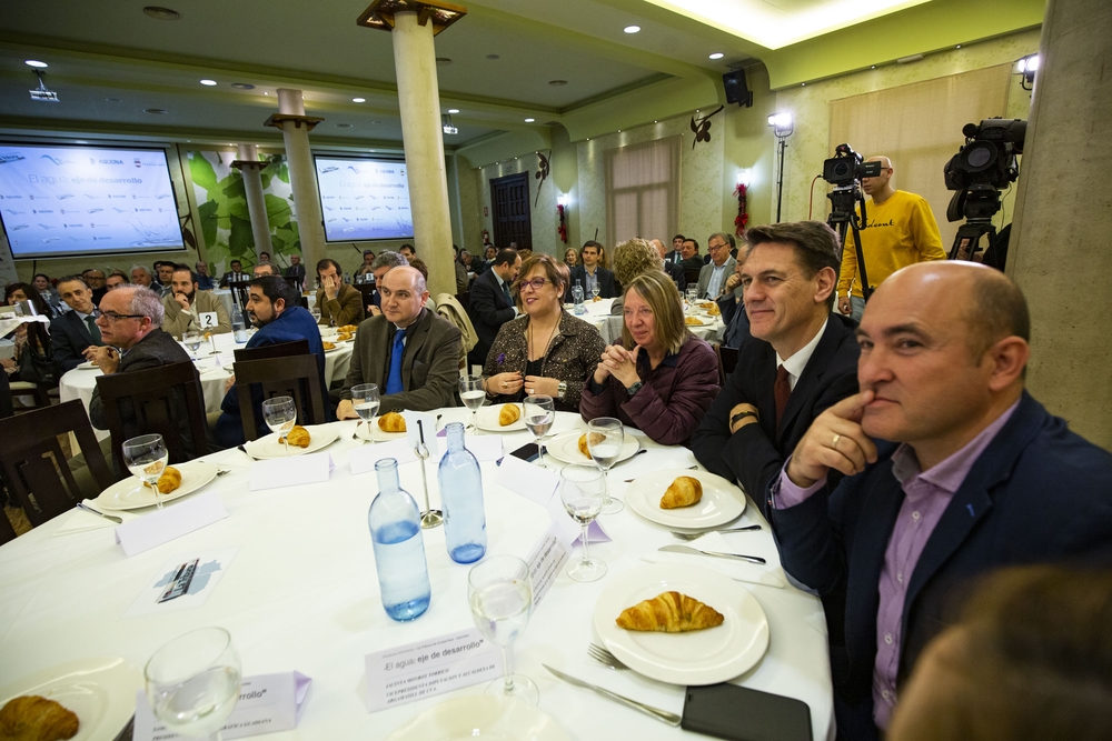 Desayuno de la Tribuna en Puertollano, con el Consejero de Agricultura  Francisco martinez Arroyo  y el director Genral de Aquona Jesús GarcÁ­a del Valle, desayuno informativo, promovido por La Tribuna y Aquona en Puertollano, titulada El agua eje de des  / RUEDA VILLAVERDE