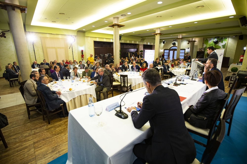 Desayuno de la Tribuna en Puertollano, con el Consejero de Agricultura  Francisco martinez Arroyo  y el director Genral de Aquona Jesús GarcÁ­a del Valle, desayuno informativo, promovido por La Tribuna y Aquona en Puertollano, titulada El agua eje de des  / RUEDA VILLAVERDE