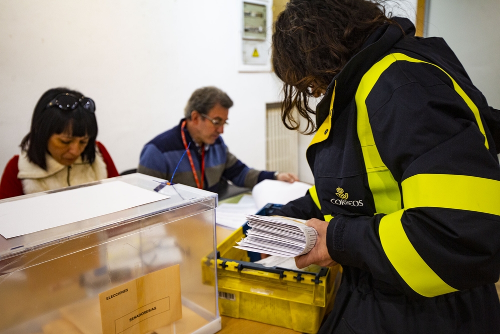 elecciones generales, , repetición de las eleccionres generales, gente votando voto por correo  / RUEDA VILLAVERDE
