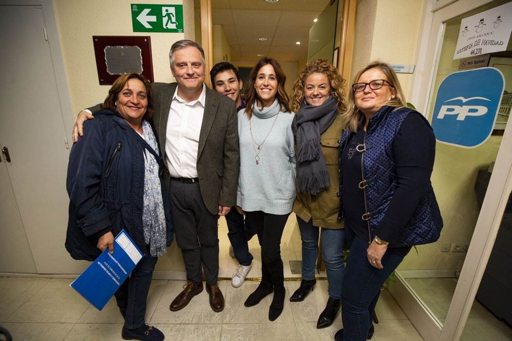 Fiesta en la sede del PP con Rosa Romero, Francisco Cañizares y Calleja, al ganar en las elecciones generales,   / RUEDA VILLAVERDE