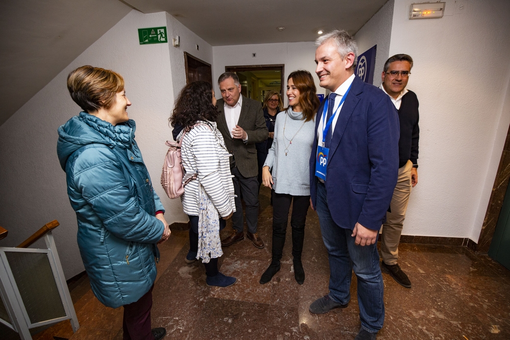 Fiesta en la sede del PP con Rosa Romero, Francisco Cañizares y Calleja, al ganar en las elecciones generales,   / RUEDA VILLAVERDE