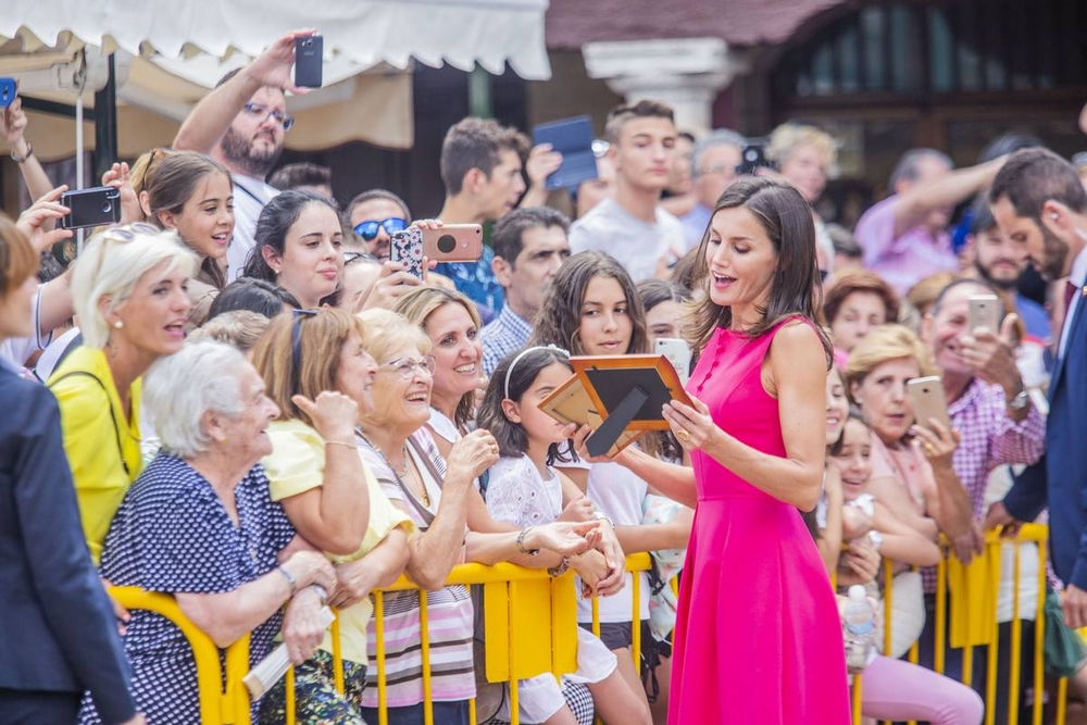 Sonrisas, saludos y selfis con las decenas de personas congregadas alrededor del espacio y en medio de gritos que coreaban su nombre y añadían apelativos «¡Letizia, guapa!».