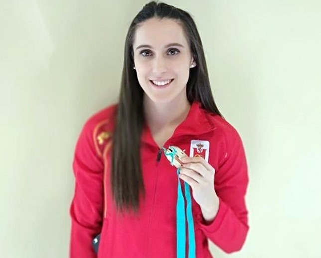 Paula Sevilla, con su medalla de plata.