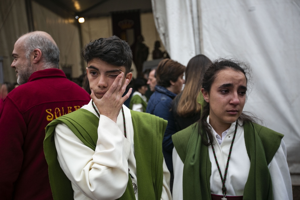 Procesión suspendia del Jueves Santo, gente llorando, costaleros y nazarenos llorando en el guarda pasos, semana santa, lluvia  / RUEDA VILLAVERDE