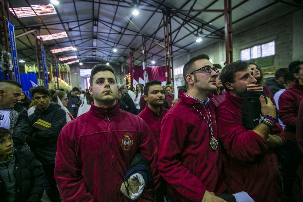 Procesión suspendia del Jueves Santo, gente llorando, costaleros y nazarenos llorando en el guarda pasos, semana santa, lluvia  / RUEDA VILLAVERDE