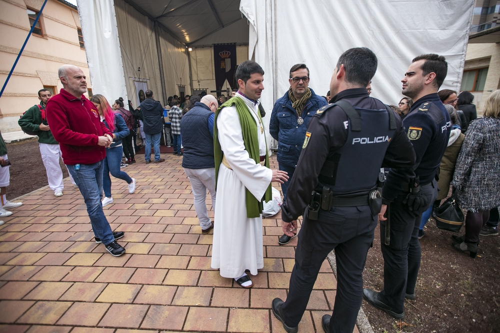 Procesión suspendia del Jueves Santo, gente llorando, costaleros y nazarenos llorando en el guarda pasos, semana santa, lluvia  / RUEDA VILLAVERDE