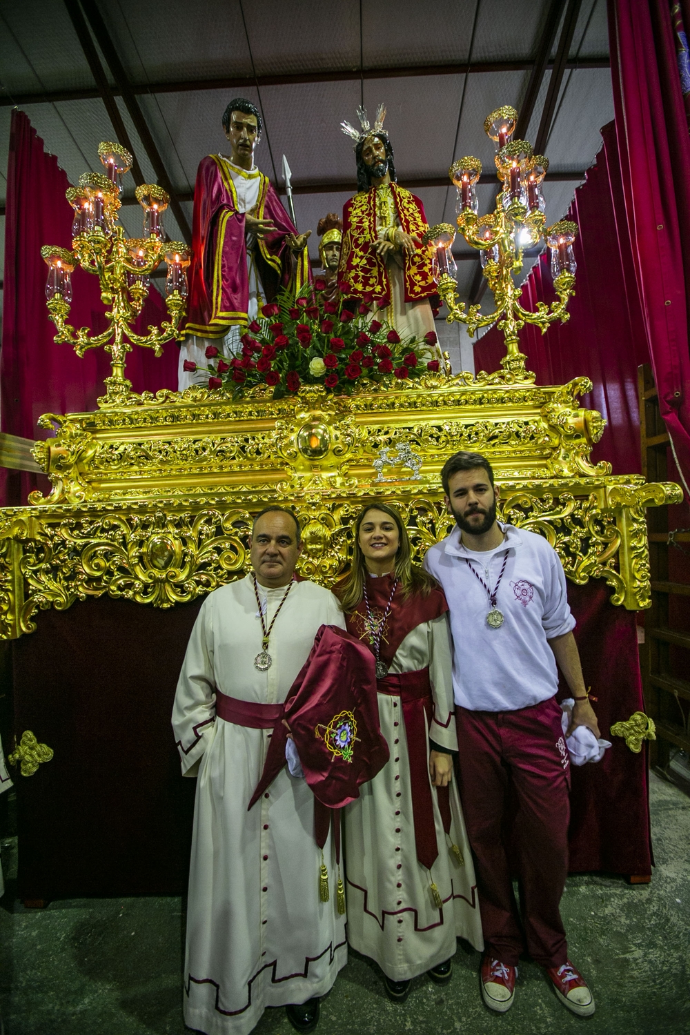 Procesión suspendia del Jueves Santo, gente llorando, costaleros y nazarenos llorando en el guarda pasos, semana santa, lluvia  / RUEDA VILLAVERDE