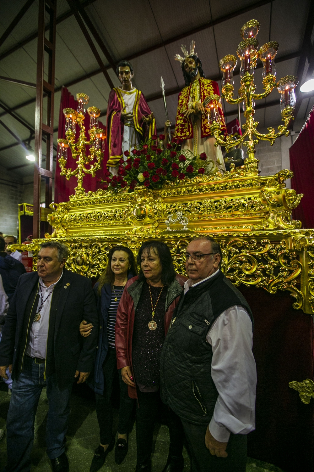 Procesión suspendia del Jueves Santo, gente llorando, costaleros y nazarenos llorando en el guarda pasos, semana santa, lluvia  / RUEDA VILLAVERDE