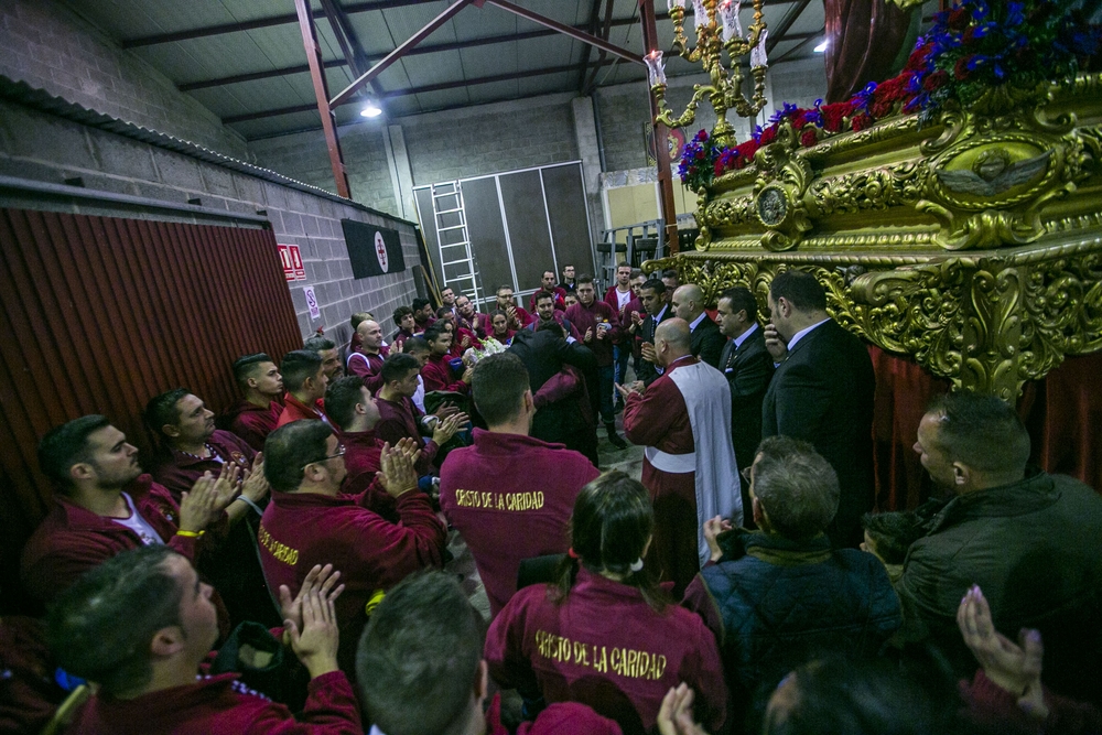 Procesión suspendia del Jueves Santo, gente llorando, costaleros y nazarenos llorando en el guarda pasos, semana santa, lluvia  / RUEDA VILLAVERDE