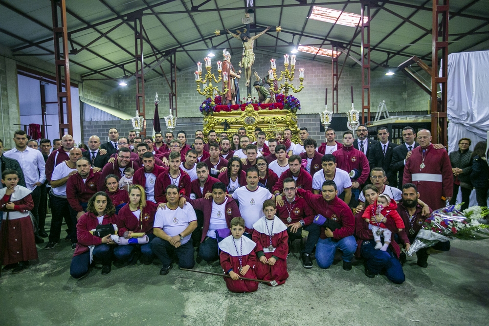 Procesión suspendia del Jueves Santo, gente llorando, costaleros y nazarenos llorando en el guarda pasos, semana santa, lluvia  / RUEDA VILLAVERDE